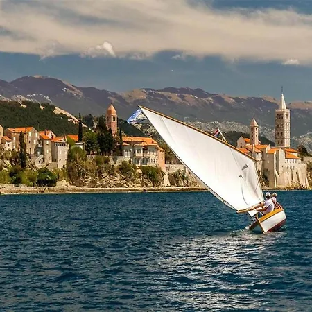 Daire Near Rab *